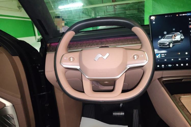 Used ONVO Luxeed L90 2025 Model—Max Six-Seater Version Steering Wheel