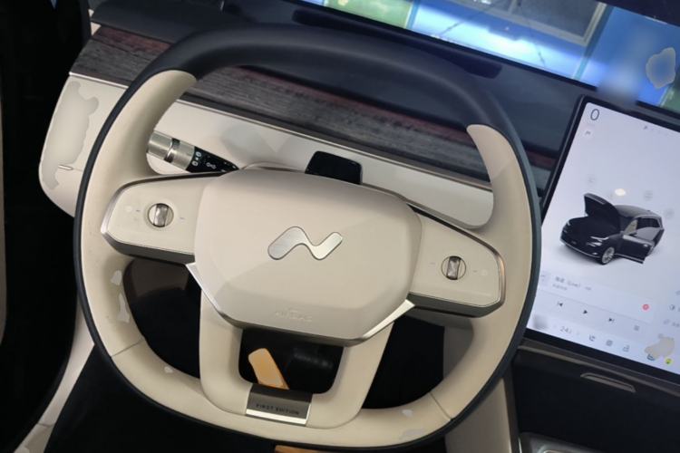 Used ONVO Luxeed L90 2025 Model—Max Six-Seater Version Steering Wheel