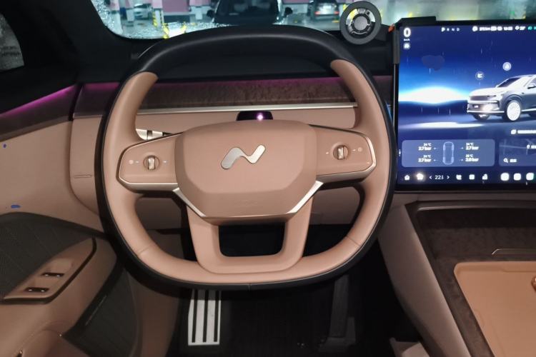 Used ONVO Luxeed L90 2025 Model—Max Six-Seater Version Steering Wheel