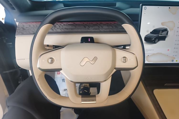Used ONVO Luxeed L90 2025 Model—Max Six-Seater Version Steering Wheel