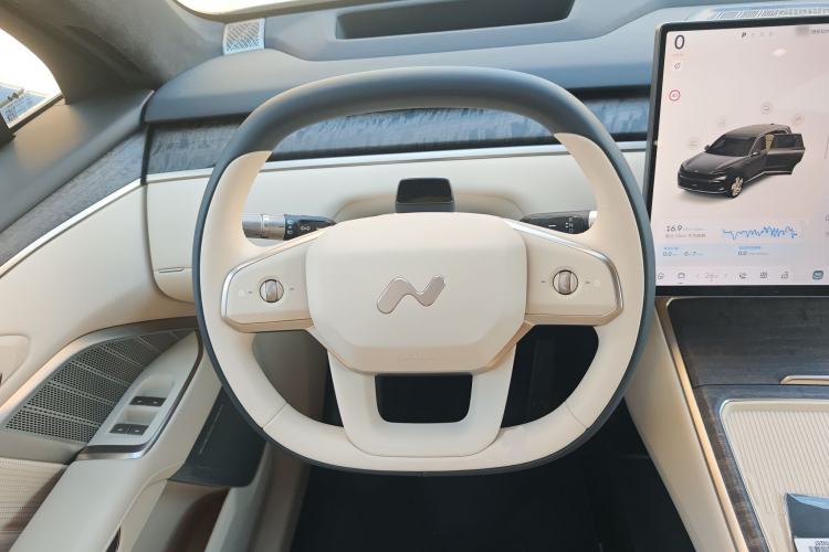 Used ONVO Luxeed L90 2025 Model—Max Six-Seater Version Steering Wheel