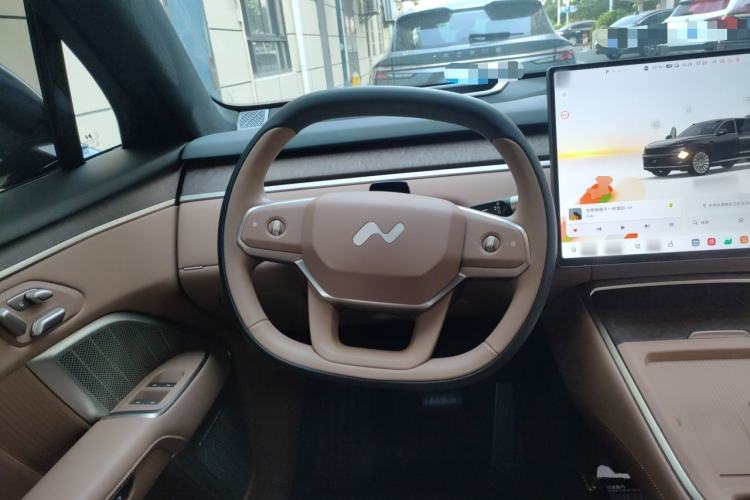 Used ONVO Luxeed L90 2025 Model—Max Six-Seater Version Steering Wheel