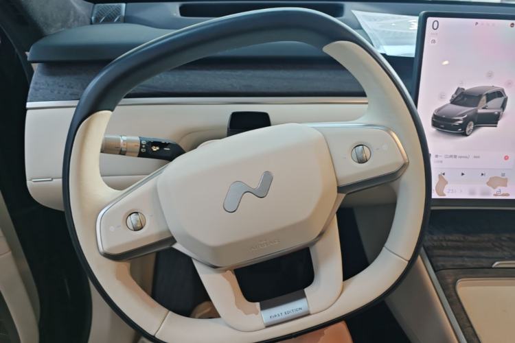 Used ONVO Luxeed L90 2025 Model—Max Six-Seater Version Steering Wheel