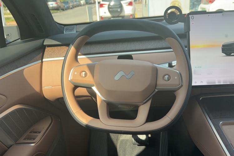 Used ONVO Luxeed L90 2025 Model—Max Six-Seater Version Steering Wheel