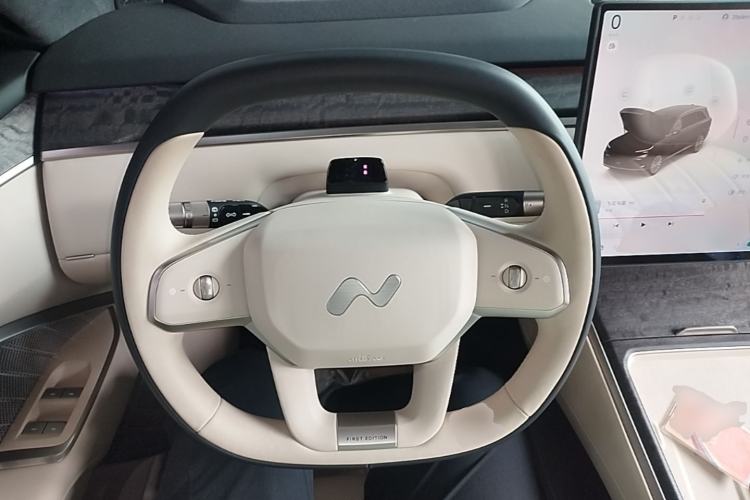 Used ONVO Luxeed L90 2025 Model—Ultra Six-Seater Version Steering Wheel