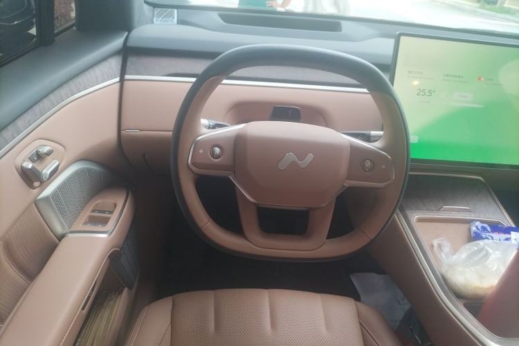Used ONVO Luxeed L90 2025 Model—Max Six-Seater Version Steering Wheel