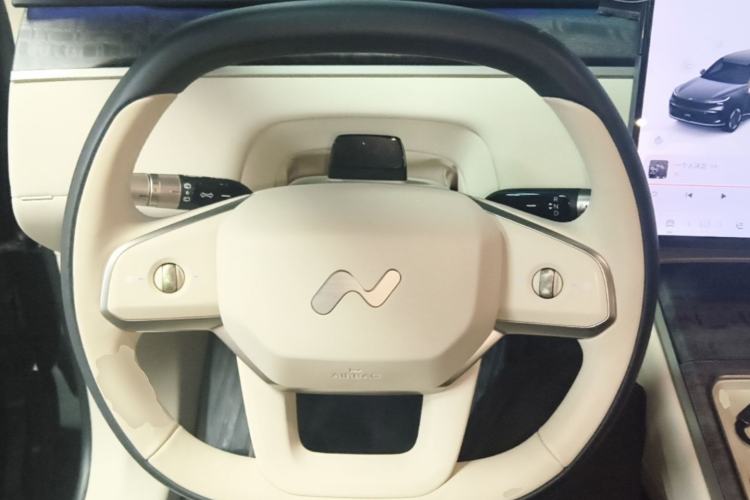 Used ONVO Luxeed L90 2025 Model—Max Six-Seater Version Steering Wheel