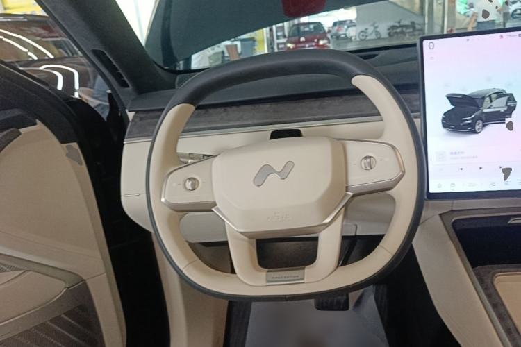 Used ONVO Luxeed L90 2025 Model—Ultra Six-Seater Version Steering Wheel