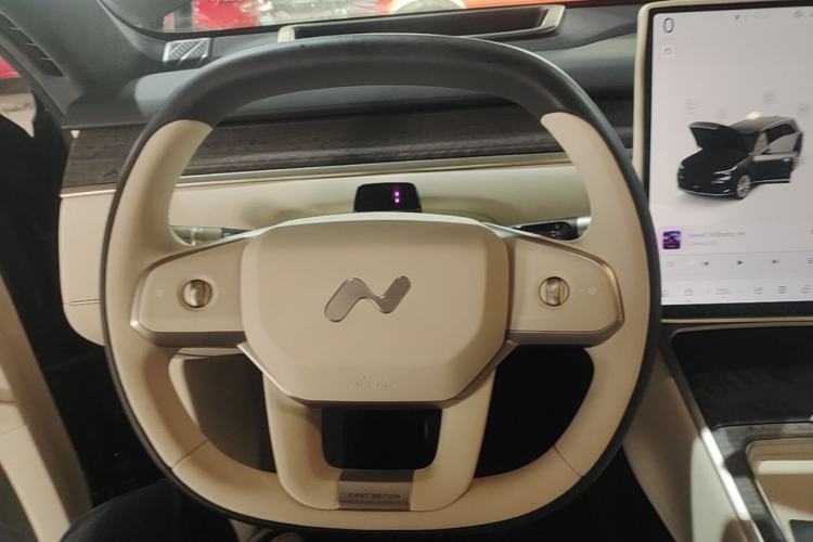 Used ONVO Luxeed L90 2025 Model—Ultra Six-Seater Version Steering Wheel