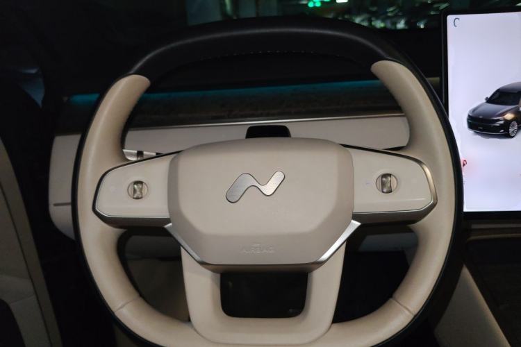 Used ONVO Luxeed L90 2025 Model—Max Six-Seater Version Steering Wheel
