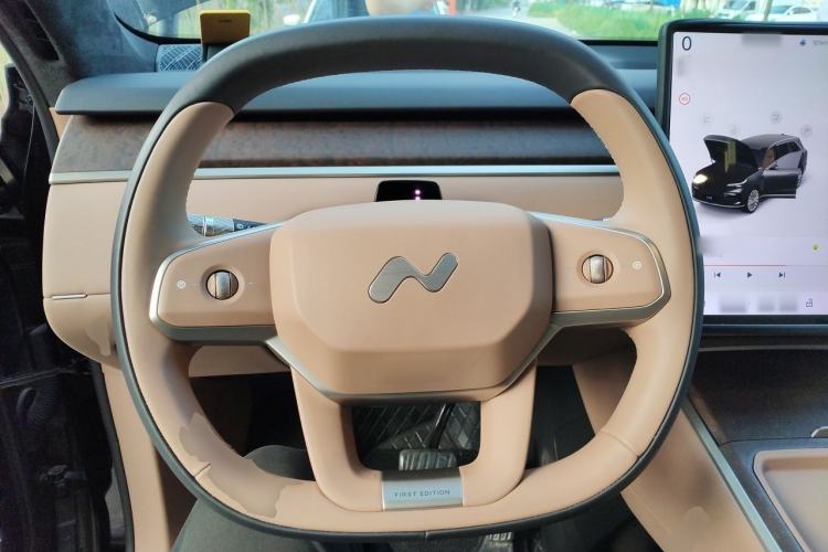 Used ONVO Luxeed L90 2025 Model—Max Six-Seater Version Steering Wheel