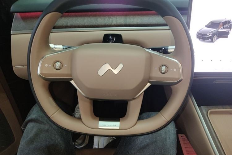 Used ONVO Luxeed L90 2025 Model—Max Six-Seater Version Steering Wheel