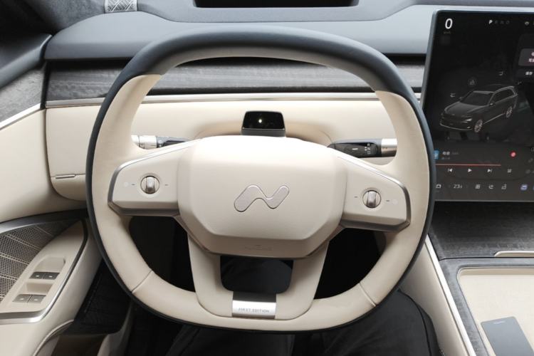 Used ONVO Luxeed L90 2025 Model—Max Six-Seater Version Steering Wheel