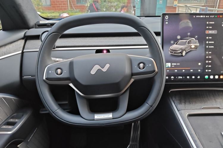 Used ONVO Luxeed L90 2025 Model—Max Six-Seater Version Steering Wheel