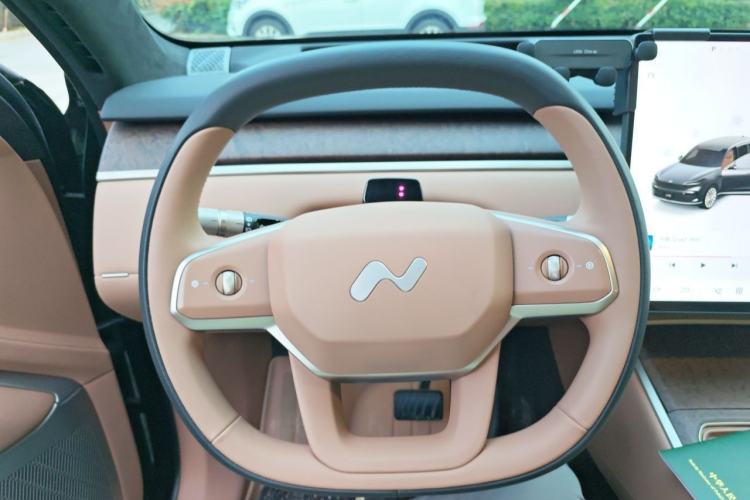 Used ONVO Luxeed L90 2025 Model—Max Six-Seater Version Steering Wheel