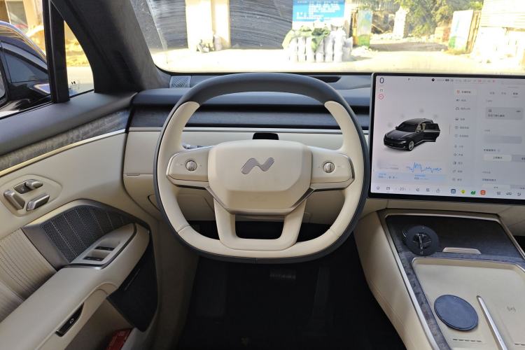 Used ONVO Luxeed L90 2025 Model—Max Seven-Seater Version Steering Wheel