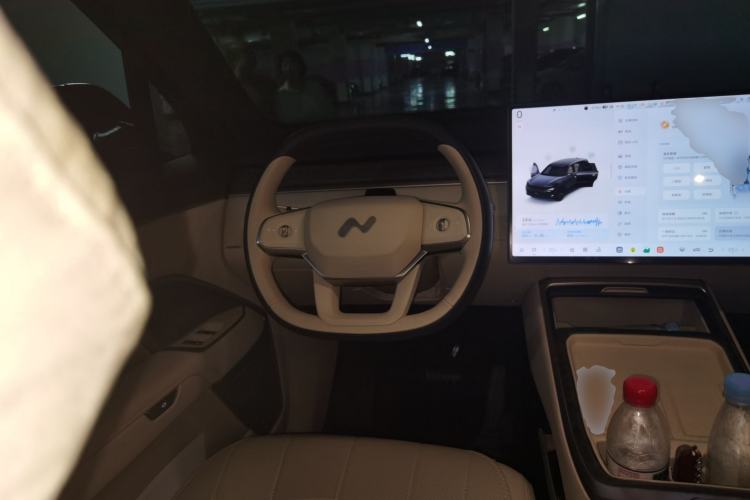 Used ONVO Luxeed L90 2025 Model—Black Knight Special Edition—Six-Seater Steering Wheel