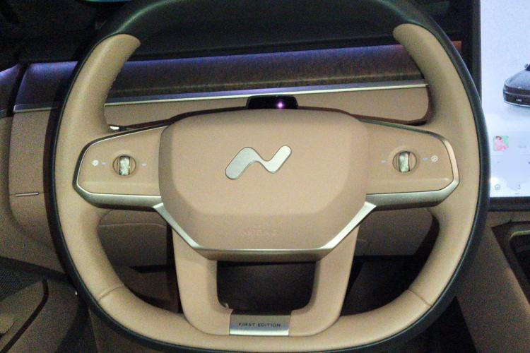 Used ONVO Luxeed L90 2025 Model—Max Six-Seater Version Steering Wheel
