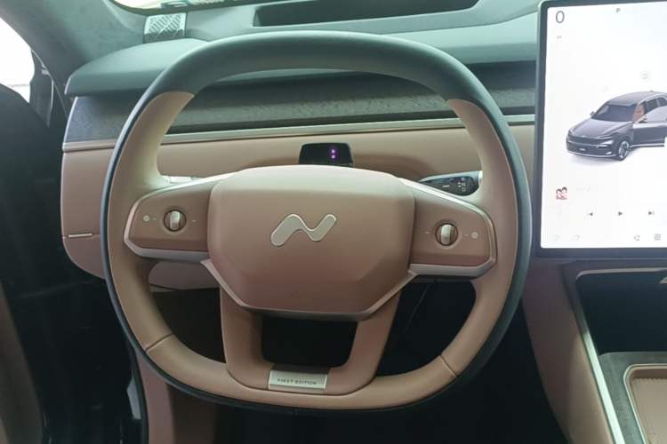 Used ONVO Luxeed L90 2025 Model—Max Six-Seater Version Steering Wheel