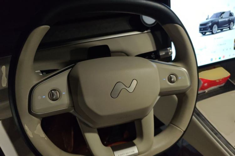 Used ONVO Luxeed L90 2025 Model—Max Six-Seater Version Steering Wheel