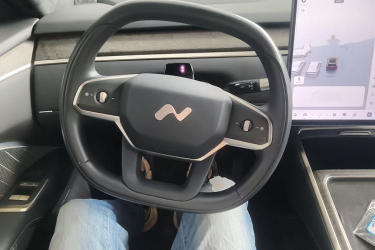 Used ONVO Luxeed L90 2025 Model—Max Six-Seater Version Steering Wheel