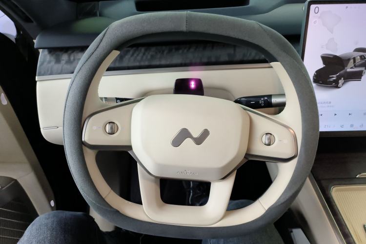 Used ONVO Luxeed L90 2025 Model—Max Six-Seater Version Steering Wheel
