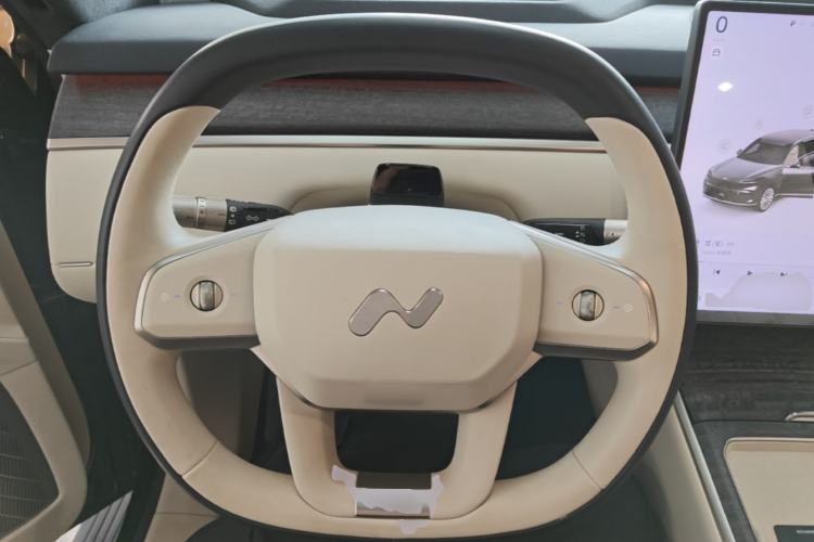 Used ONVO Luxeed L90 2025 Model—Max Six-Seater Version Steering Wheel
