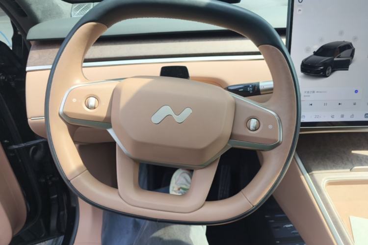 Used ONVO Luxeed L90 2025 Model—Max Six-Seater Version Steering Wheel