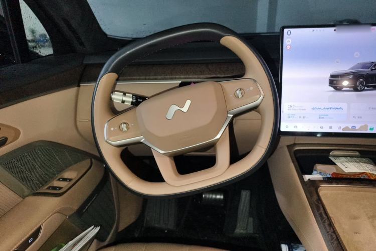 Used ONVO Luxeed L90 2025 Model—Max Six-Seater Version Steering Wheel