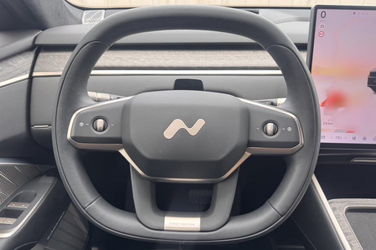 Used ONVO Luxeed L90 2025 Model—Max Six-Seater Version Steering Wheel