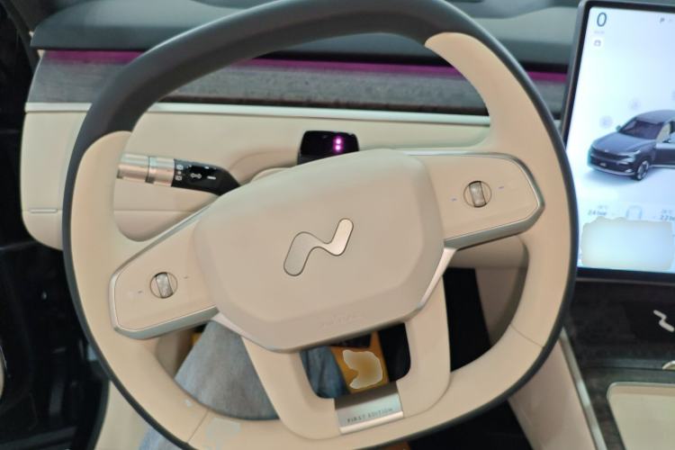 Used ONVO Luxeed L90 2025 Model—Max Six-Seater Version Steering Wheel