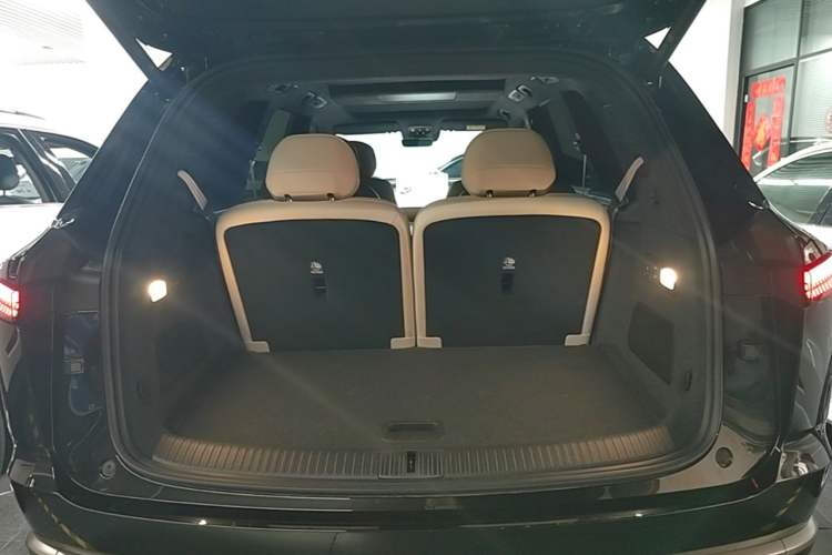 Used ONVO Luxeed L90 2025 Model—Ultra Six-Seater Version Trunk