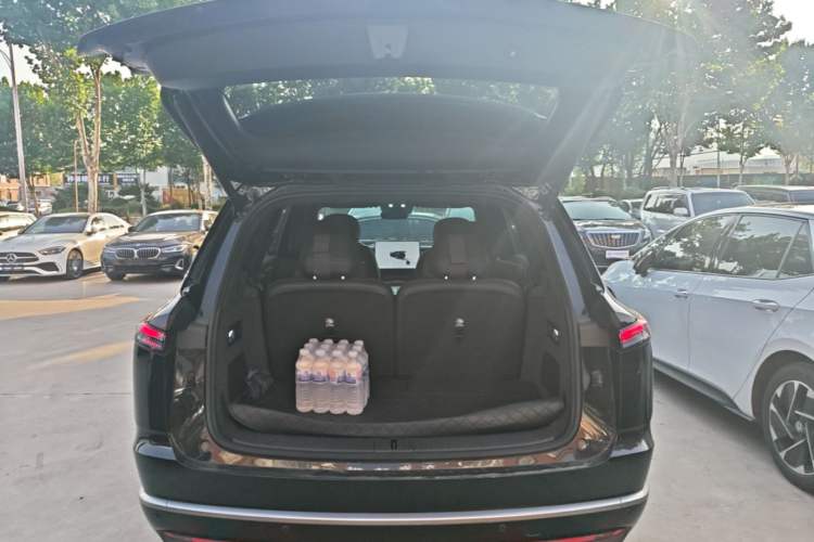 Used ONVO Luxeed L90 2025 Model—Pro Six-Seater Version Trunk