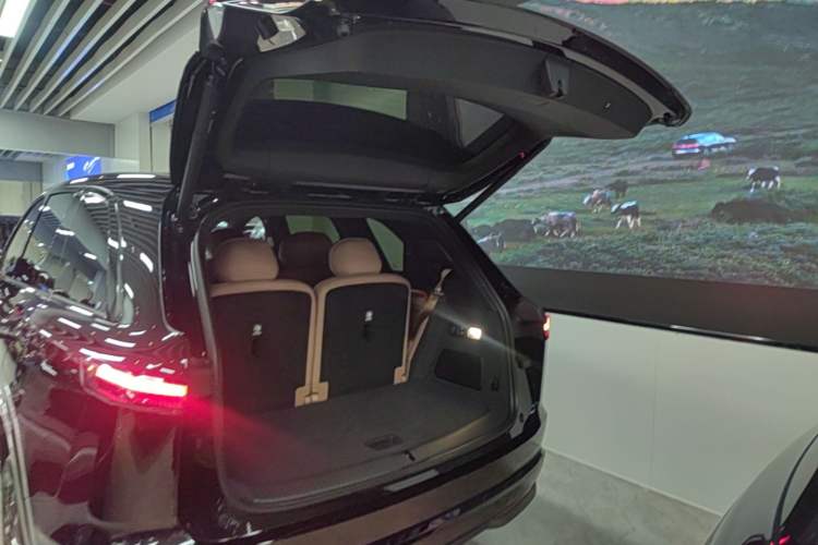 Used ONVO Luxeed L90 2025 Model—Ultra Six-Seater Version Trunk
