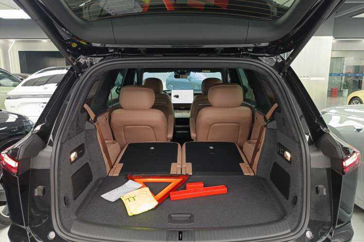 Used ONVO Luxeed L90 2025 Model—Max Six-Seater Version Trunk