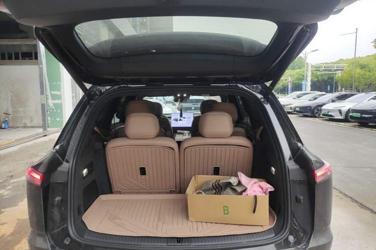Used ONVO Luxeed L90 2025 Model—Ultra Six-Seater Version Trunk