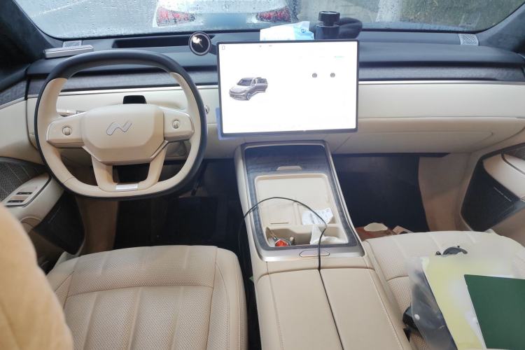 Used ONVO Luxeed L90 2025 Model—Ultra Six-Seater Version Center Console
