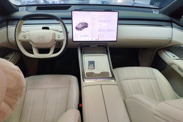 Used ONVO Luxeed L90 2025 Model—Ultra Six-Seater Version Center Console