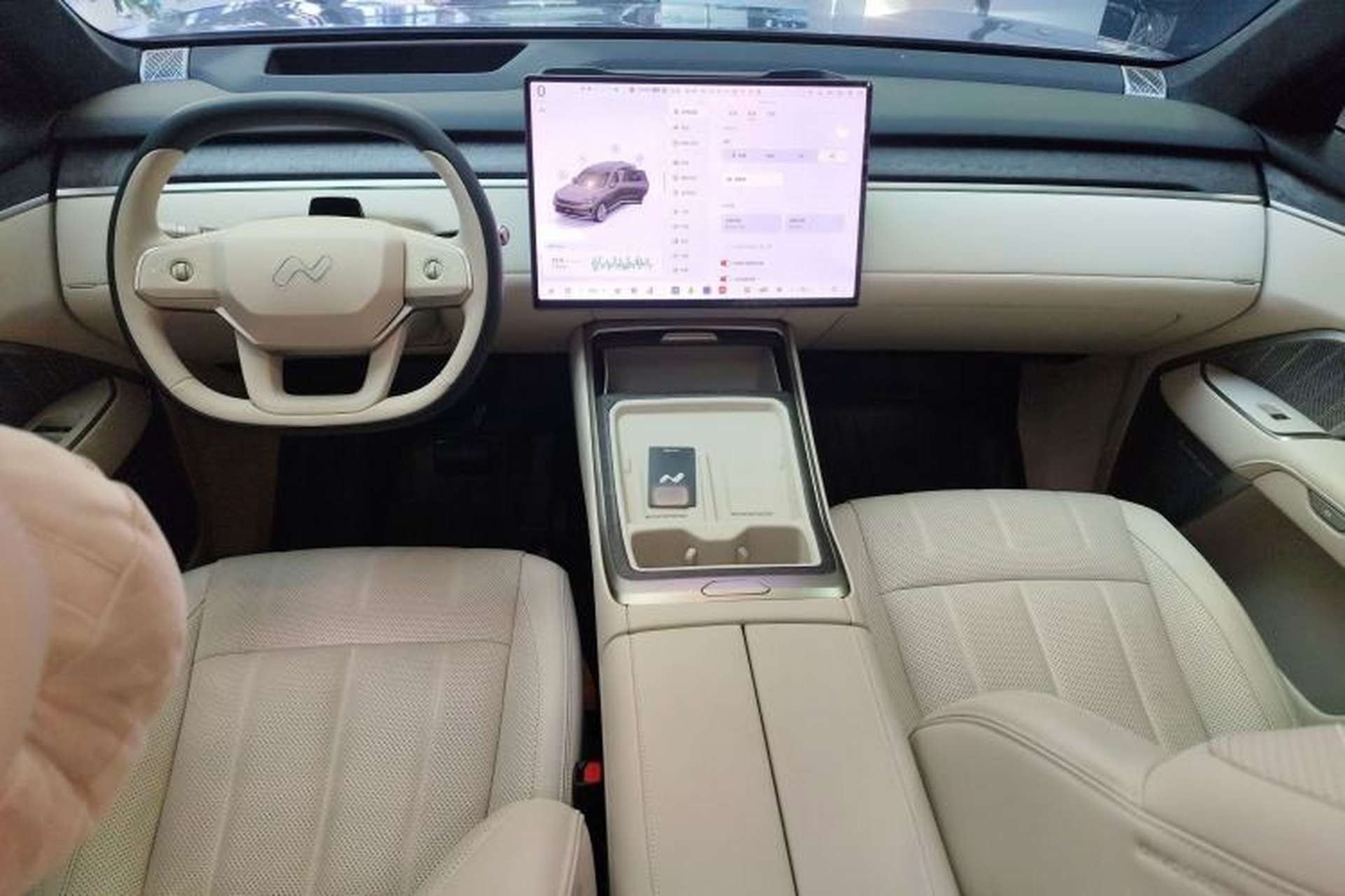 Used ONVO Luxeed L90 2025 Model—Ultra Six-Seater Version Center Console