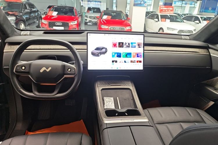 Used ONVO Luxeed L90 2025 Model—Ultra Six-Seater Version Center Console