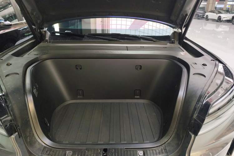 Used ONVO Luxeed L90 2025 Model—Ultra Six-Seater Version Engine Bay
