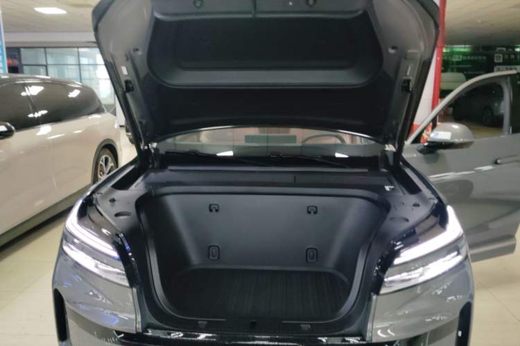 Used ONVO Luxeed L90 2025 Model—Ultra Six-Seater Version Engine Bay