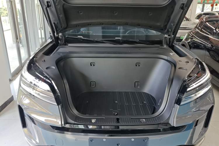 Used ONVO Luxeed L90 2025 Model—Ultra Six-Seater Version Engine Bay