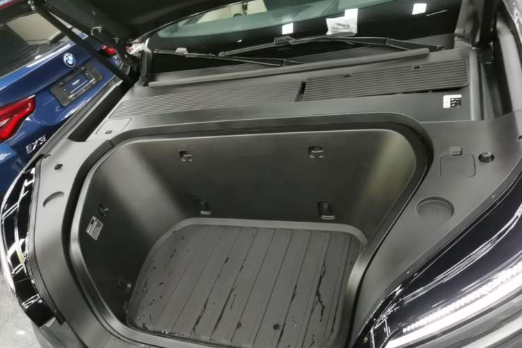 Used ONVO Luxeed L90 2025 Model—Ultra Six-Seater Version Engine Bay