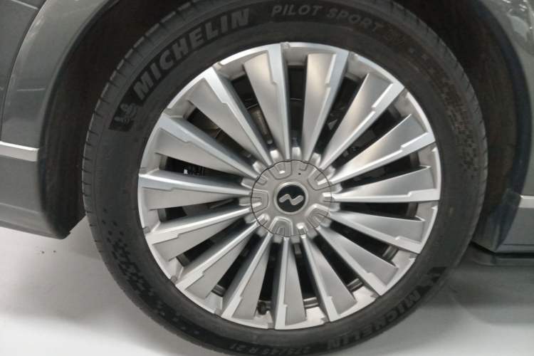 Used ONVO Luxeed L90 2025 Model—Ultra Six-Seater Version Exterior 5