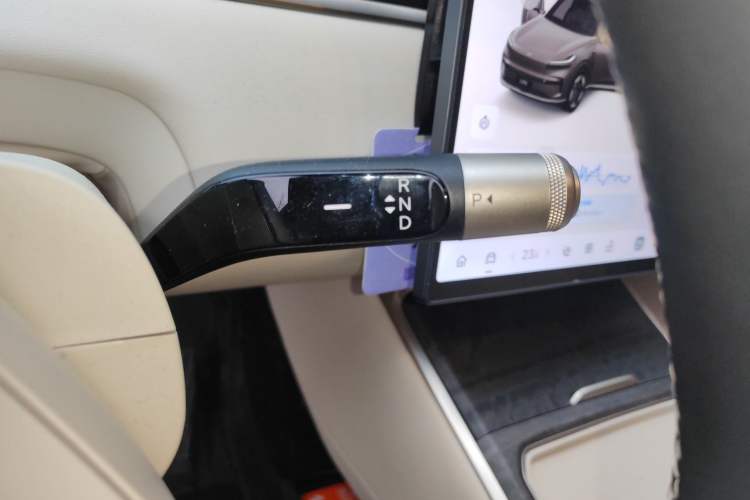 Used ONVO Luxeed L90 2025 Model—Ultra Six-Seater Version Gear Lever