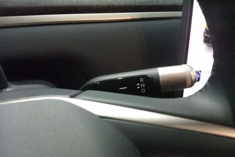 Used ONVO Luxeed L90 2025 Model—Ultra Six-Seater Version Gear Lever