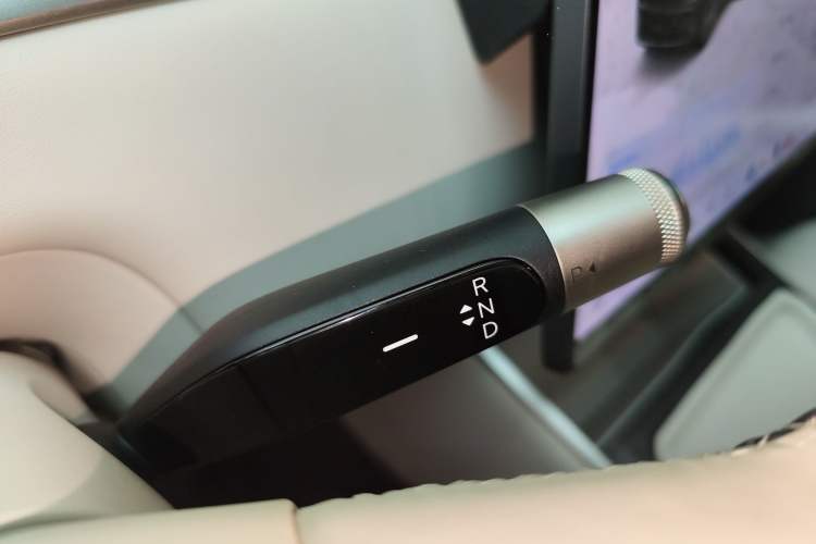 Used ONVO Luxeed L90 2025 Model—Ultra Six-Seater Version Gear Lever