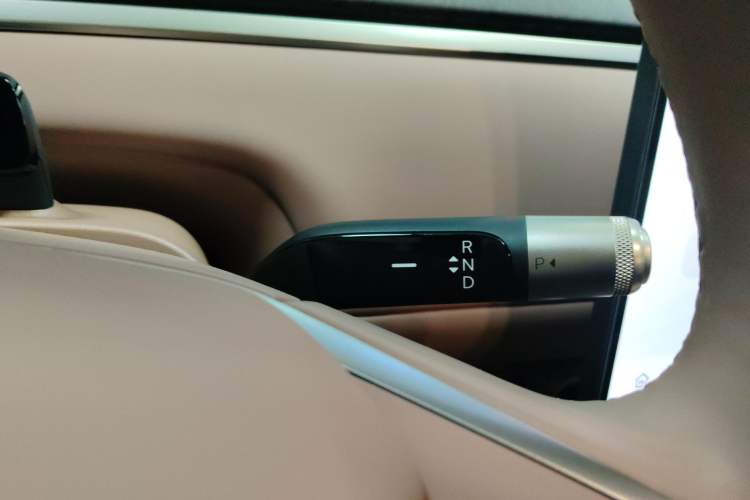 Used ONVO Luxeed L90 2025 Model—Ultra Six-Seater Version Gear Lever