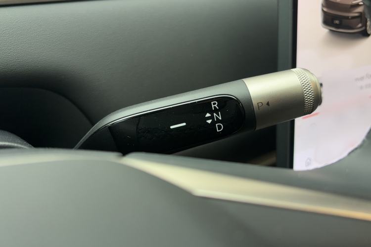 Used ONVO Luxeed L90 2025 Model—Ultra Six-Seater Version Gear Lever